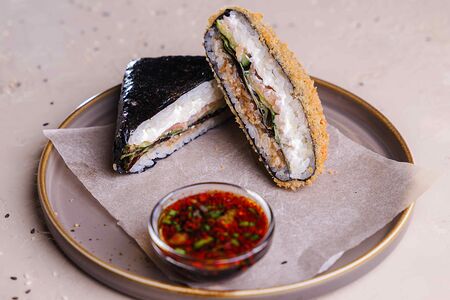 Онигири с лососем