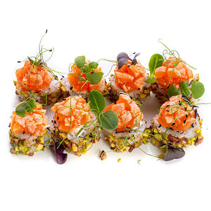 Ролл с лососем и фисташками