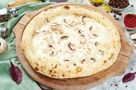 Пицца с курицей и грибами