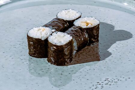 Ролл с копченым кальмаром