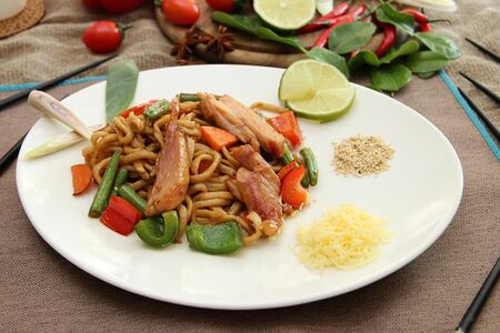 Удон с копченой курицей и сыром