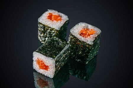 Маки с лососем