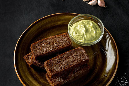 Гренки чесночные с тартаром