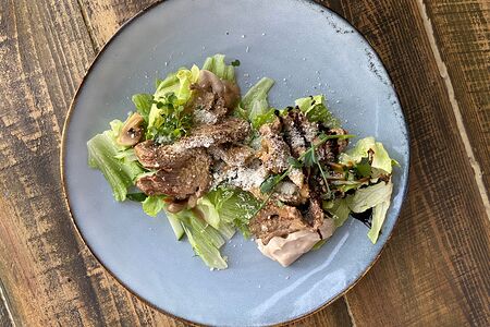 Салат с теплой телятиной