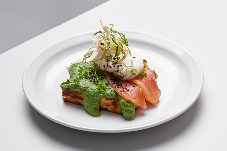 Вафли с лососем и базиликово-сырным соусом