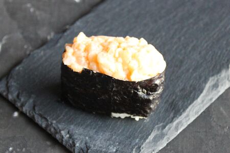 Гункан с гребешком