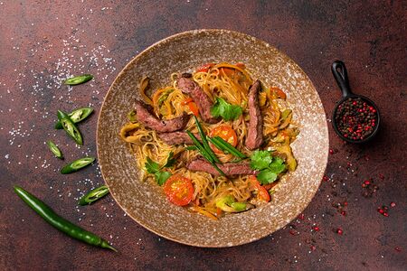 Рисовая лапша с овощами и говядиной в устричном соусе