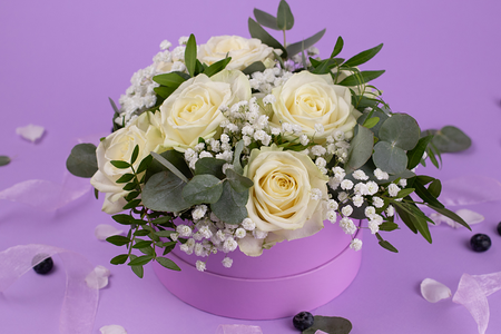 Букет Белые розы в шляпной коробке