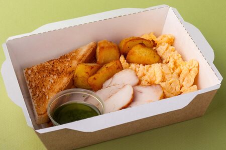 Скрэмбл с курицей и картофелем