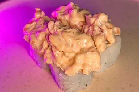 Острый ролл с лососем