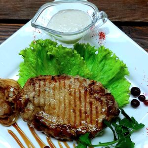 Стейк из свинины с луком и хреном