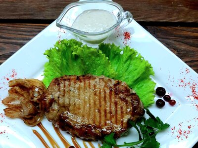 Стейк из свинины с луком и хреном