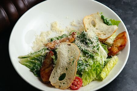 Салат Цезарь с цыплёнком