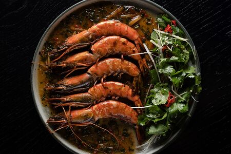 Тигровые креветки, маринованные в семи травах