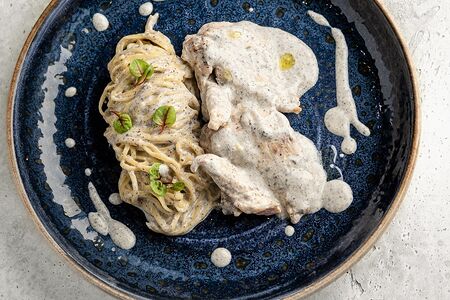 Цыпленок корнишон в соусе Трюфель с тальолини