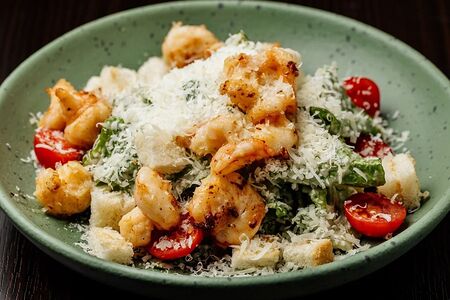 Салат Цезарь с креветками