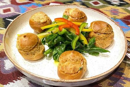 Профитроли с начинкой из лосося с зеленым луком