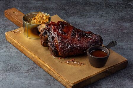 Рулька свиная на пиве с тушёной капустой