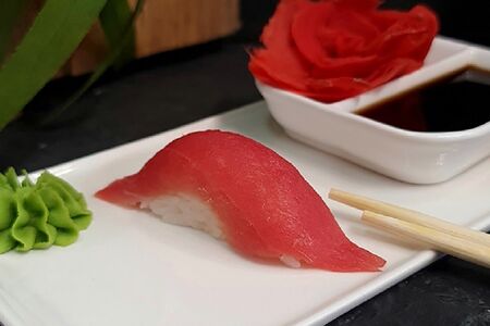 Суши с тунцом