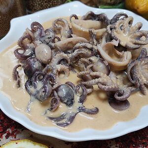 Тушеные осьминоги и кальмары в паназиатском стиле