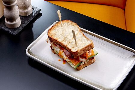 Сэндвич с яйцом и беконом