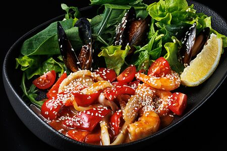 Теплый салат с морепродуктами