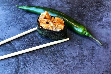 Гункан острый с угрем