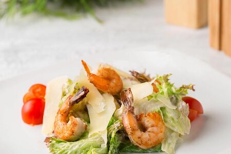 Салат Цезарь с креветками