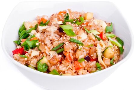 Жареный рис с овощами в коробочке