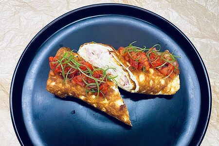 Омлет с томатной сальсой