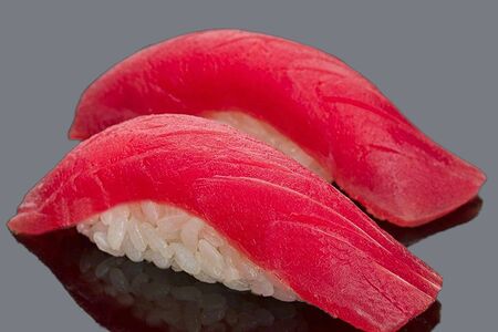 Суши с тунцом