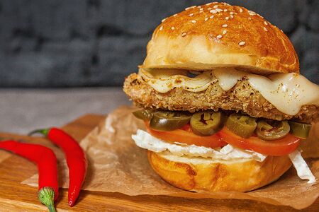 Бургер с хрустящей курицей