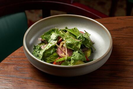 Салат с ростбифом, кунжутной заправкой и огурцами