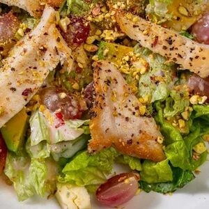 Салат с куриным филе, сыром с голубой плесенью, винoградом и фисташками