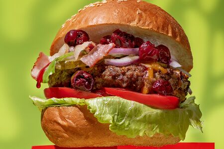 Бургер с вишней