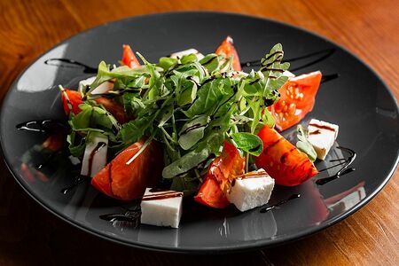 Салат из помидоров с сыром