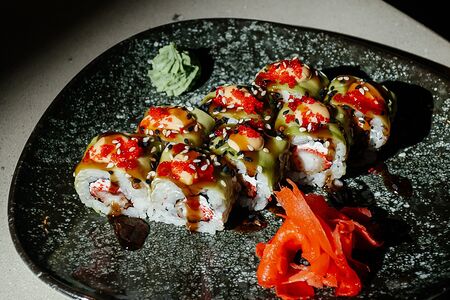 Ролл с авокадо и креветка темпура