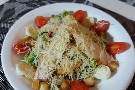 Салат Цезарь с курицей