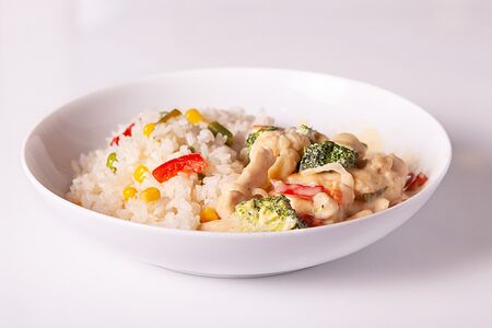 Курица в сливочном соусе с овощами
