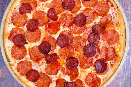 Пицца с пеперони и чоризо