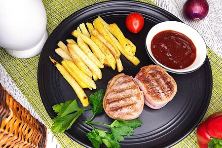 Свиная вырезка в нежном беконе