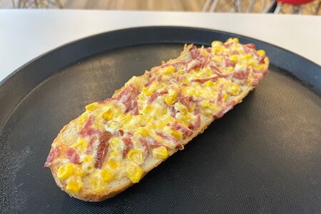 Горбушка с колбасой и кукурузой