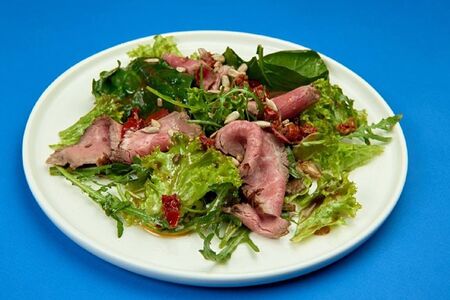 Салат с ростбифом и вялеными томатами