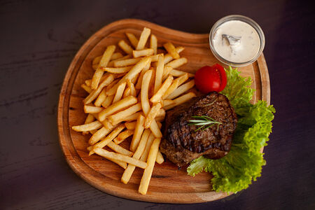 Стейк из говяжьей вырезки с картофельными дольками