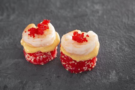 Острый ролл с креветкой