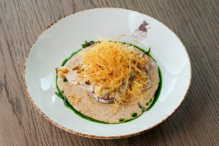 Кальмары на гриле с ореховым соусом и хрустящим картофелем