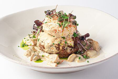 Бифштекс с белыми грибами, яйцом пашот и лепешкой роти парата