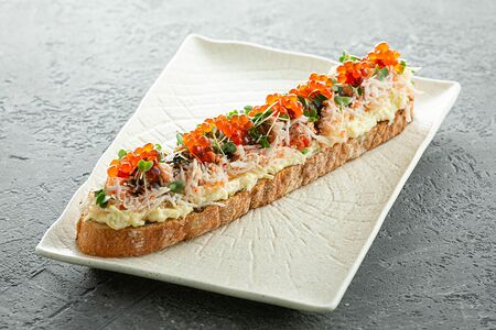 Брускетта с красной икрой и крабом