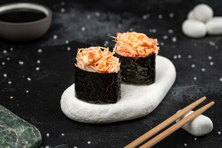 Гункан с камчатским крабом