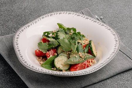 Овощной салат со специями и грецким орехом